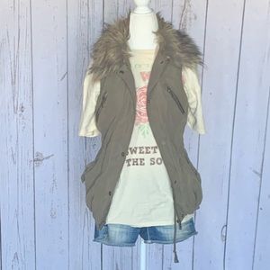 Women’s Daytrip Faux Fur Trimmed Vest